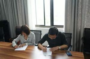 推進(jìn)幫帶結(jié)對(duì)建設(shè)，搭建成長(zhǎng)成才大舞臺(tái) ——房總集團(tuán)導(dǎo)師傳幫帶簽訂
